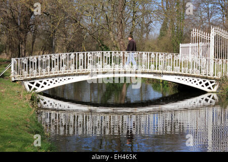 Morden Hall Park, South London, UK. 6 mars 2015. Lors d'une journée ensoleillée dans une grande partie de la France, la température a augmenté à 13 degrés dans le sud de Londres. Personnes bénéficiant d'une belle journée de printemps, avec un ciel bleu magnifique à Morden Hall Park, où la rivière Wandle passe sous le pont blanc. Credit : Julia Gavin UK/Alamy Live News Banque D'Images