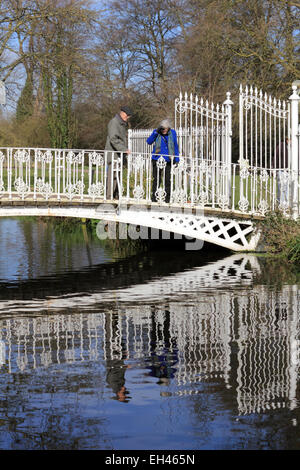 Morden Hall Park, South London, UK. 6 mars 2015. Lors d'une journée ensoleillée dans une grande partie de la France, la température a augmenté à 13 degrés dans le sud de Londres. Personnes bénéficiant d'une belle journée de printemps, avec un ciel bleu magnifique à Morden Hall Park, où la rivière Wandle passe sous le pont blanc. Credit : Julia Gavin UK/Alamy Live News Banque D'Images