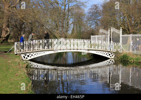 Morden Hall Park, South London, UK. 6 mars 2015. Lors d'une journée ensoleillée dans une grande partie de la France, la température a augmenté à 13 degrés dans le sud de Londres. Personnes bénéficiant d'une belle journée de printemps, avec un ciel bleu magnifique à Morden Hall Park, où la rivière Wandle passe sous le pont blanc. Credit : Julia Gavin UK/Alamy Live News Banque D'Images