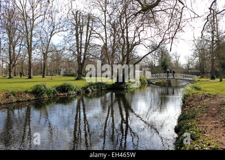 Morden Hall Park, South London, UK. 6 mars 2015. Lors d'une journée ensoleillée dans une grande partie de la France, la température a augmenté à 13 degrés dans le sud de Londres. Personnes bénéficiant d'une belle journée de printemps, avec un ciel bleu magnifique à Morden Hall Park, où la rivière Wandle passe sous le pont blanc. Credit : Julia Gavin UK/Alamy Live News Banque D'Images