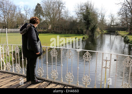 Morden Hall Park, South London, UK. 6 mars 2015. Lors d'une journée ensoleillée dans une grande partie de la France, la température a augmenté à 13 degrés dans le sud de Londres. Personnes bénéficiant d'une belle journée de printemps, avec un ciel bleu magnifique à Morden Hall Park, où la rivière Wandle passe sous le pont blanc. Credit : Julia Gavin UK/Alamy Live News Banque D'Images