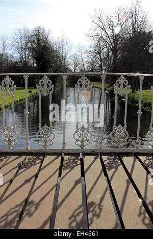 Morden Hall Park, South London, UK. 6 mars 2015. Lors d'une journée ensoleillée dans une grande partie de la France, la température a augmenté à 13 degrés dans le sud de Londres. Sur une belle journée de printemps avec un ciel bleu magnifique de la rivière Wandle passe sous le pont blanc à Morden Hall Park. Credit : Julia Gavin UK/Alamy Live News Banque D'Images