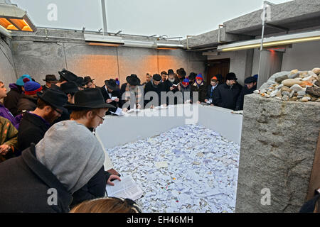 Les hommes et les garçons juifs religieux prient à l'Ohel dans la région de Cambria Heights, dans le Queens, New York sur le week-end d'un Shabbaton. Banque D'Images