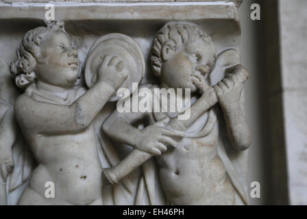 L'art romain du panneau avant du sarcophage orné d'un relief. Eros jouant des instruments musicaux. Musées du Vatican. Banque D'Images