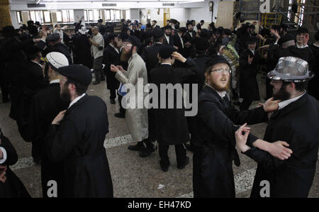 Jérusalem, territoire palestinien. 6Th Mar, 2015. Les hommes juifs ultra-orthodoxes à leur danse pendant les célébrations de l'Yeshiva fête juive de Pourim à Jérusalem's Mea Shearim quartier 6 Mars, 2015. Pourim est une fête des Juifs' le salut de génocide dans l'ancienne perse, comme raconté dans le Livre d'Esther Crédit : Muammar Awad/APA/Images/fil ZUMA Alamy Live News Banque D'Images