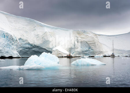 L'antarctique, Paradise Bay, yachts amarrés en eau calme, petit glacier ci-dessous Banque D'Images