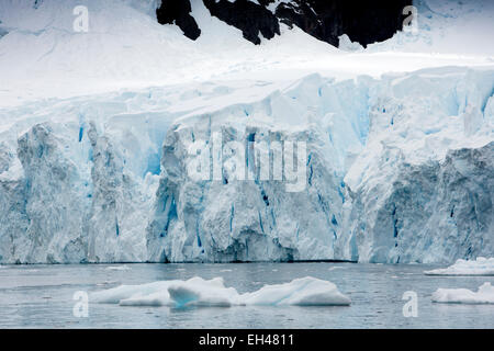 L'antarctique, Paradise Bay, fin de la rupture dans la mer pour former des icebergs Banque D'Images