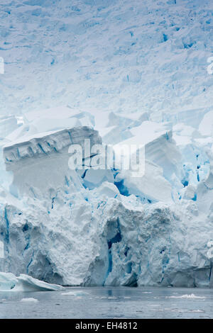 L'antarctique, Paradise Bay, fin de la rupture dans la mer pour former des icebergs Banque D'Images