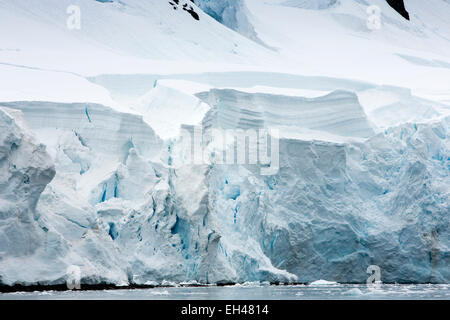 L'antarctique, Paradise Bay, fin de la rupture dans la mer pour former des icebergs Banque D'Images