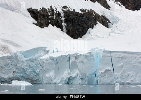 L'antarctique, Paradise Bay, fin de la rupture dans la mer pour former des icebergs Banque D'Images