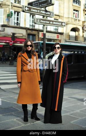 Nadia Chapoval et Bibi Bevza arrivant à la Dries Van Noten défilé à Paris - mars 4, 2015 - Photo : Céline Gaille Manhattan piste/Mindesthonorar 50,- EUR/frais minimum 50,- EUR/photo alliance Banque D'Images