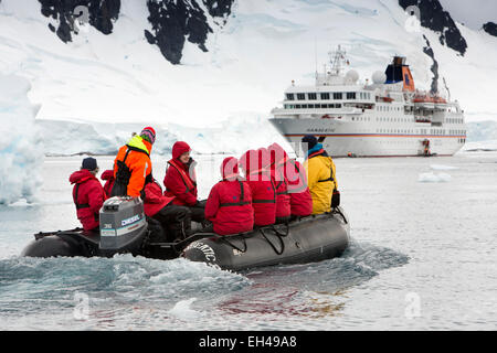 L'antarctique, Paradise Bay, les passagers des bateaux de croisière en zodiac aproaching MS Hanseatic Banque D'Images