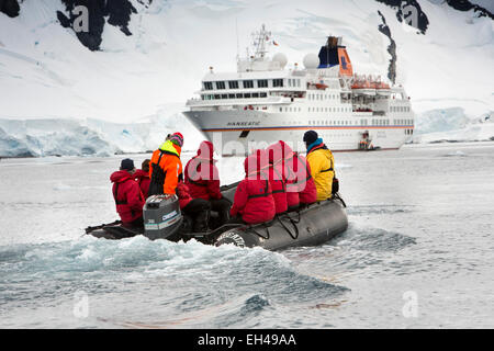 L'antarctique, Paradise Bay, les passagers des bateaux de croisière en zodiac aproaching MS Hanseatic Banque D'Images