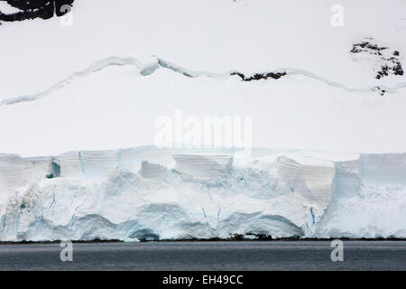 L'antarctique, Canal Lemaire, loin de briser la glace compactées de passage latéral Banque D'Images