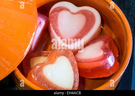 Le Maroc, Haut Atlas, Marrakech, ville impériale, Sidi Ghanem, magasin de marque de produits de beauté, savon artisanal Natus avec de l'huile d'Argan et parfumée à la rose fabriqué dans la région Banque D'Images