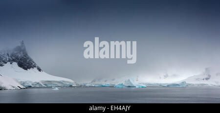 L'antarctique, Neko Harbour, tempête de la fermeture sur les montagnes environnantes Banque D'Images