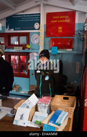 L'Antarctique, l'Île Goudier, Port Lockroy base britannique, Sarah travailleur servant dans Aufrett shop Banque D'Images