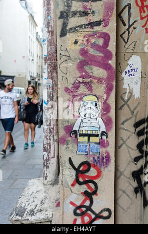 Les graffitis le long de la rue Vielle du Temple à Paris comprend un Lego Star Wars stormtrooper. Banque D'Images