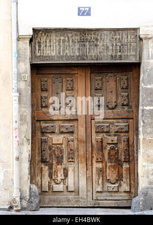 S'est évanoui sur une ancienne inscription sur une ancienne porte de la rue de vielle du Temple, Paris. Banque D'Images