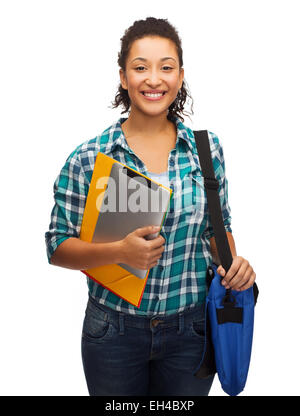 Smiling student avec dossiers, tablet pc et sac Banque D'Images