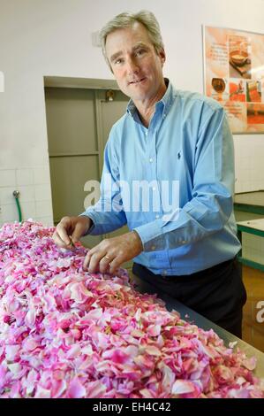 France, Alpes Maritimes, Pont du Loup à Tourrettes-sur-Loup, confiserie Florian, son directeur Frédéric Fuchs, le tri fonctionne de pétales de rose Banque D'Images