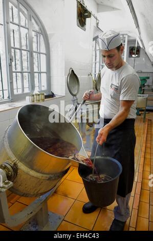 France, Alpes Maritimes, Pont du Loup à Tourrettes-sur-Loup, confiserie Florian, préparation de la confiture de rose Banque D'Images