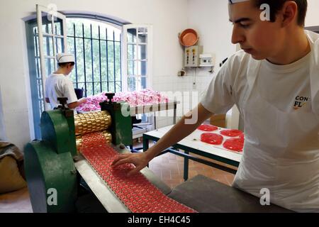 France, Alpes Maritimes, Pont du Loup à Tourrettes-sur-Loup, confiserie Florian, rendant rose candy Banque D'Images