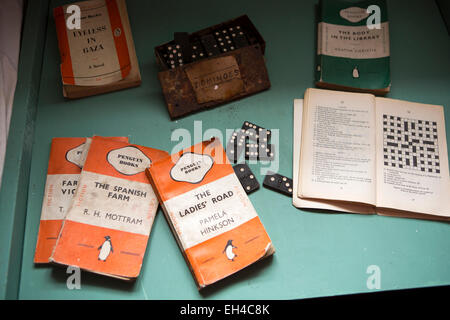 L'antarctique, Port Lockroy base britannique museum, les quartiers de vie, penguin des livres de poche sur la table de chevet Banque D'Images