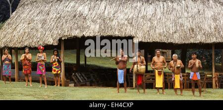 Panama, province de Darién, Darien National Park, classé au Patrimoine Mondial par l'UNESCO, la communauté indigène Embera, étape de la vie, les coutumes et la tradition, le comité d'accueil traditionnelle Embera musiciens et danseurs Banque D'Images