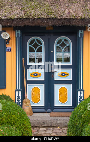 Porte d'entrée décorée d'idylliques chaumière à naissance auf dem Darß / Darss, Fischland-Darss-Zingst, Allemagne Banque D'Images