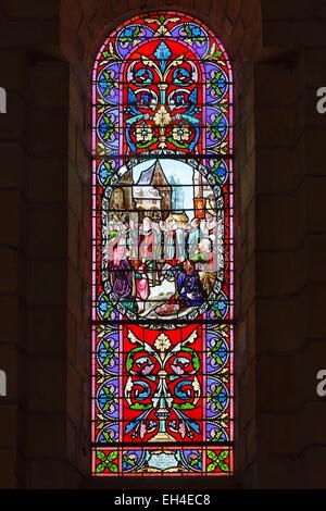 France, Dordogne, Le Buisson de Cadouin, Cadouin, sur le Chemin de Compostelle, classée au Patrimoine Mondial de l'UNESCO, de l'église vitrail représentant la procession des reliques Saint Suaire Banque D'Images