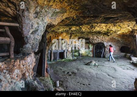 En France, en Dordogne, Les Eyzies de Tayac Sireuil, Château de Commarque, habitat troglodytique Banque D'Images