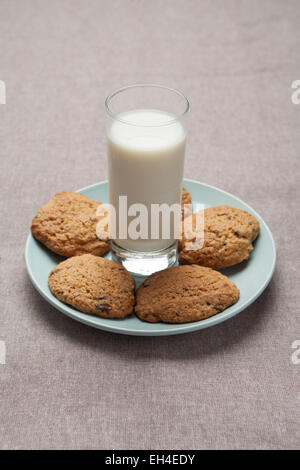 Un verre de lait et des biscuits sur une nappe Banque D'Images