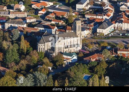 En France, en Vendée, Les Lucs-sur-Boulogne, l'église (vue aérienne) Banque D'Images