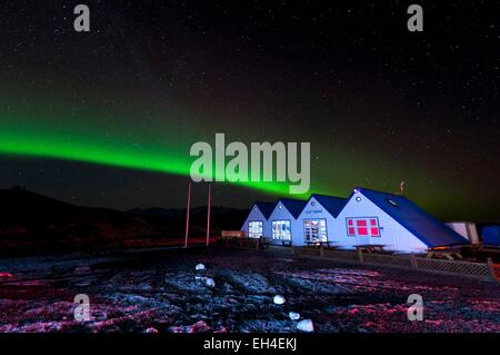 L'Islande, l'Austurland, Parc national du Vatnajökull Jökulsárlón, Northern Lights, au-dessus de maisons Banque D'Images