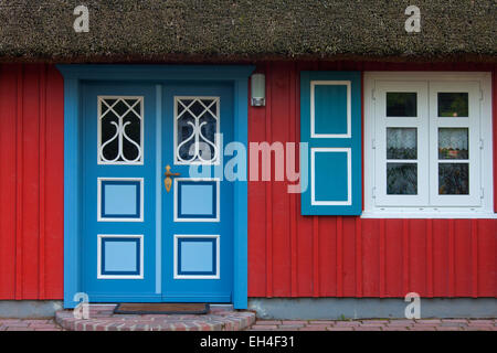 Porte d'entrée décorée d'idylliques chaumière à naissance auf dem Darß / Darss, Fischland-Darss-Zingst, Allemagne Banque D'Images