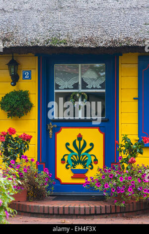 Porte d'entrée décorée d'idylliques chaumière à naissance auf dem Darß / Darss, Fischland-Darss-Zingst, Allemagne Banque D'Images