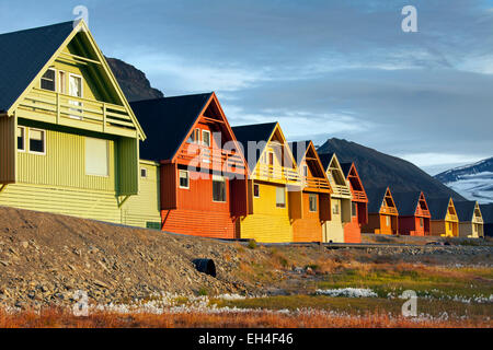 Maisons en bois coloré dans la colonie d'été à Longyearbyen, Svalbard, Norvège Banque D'Images