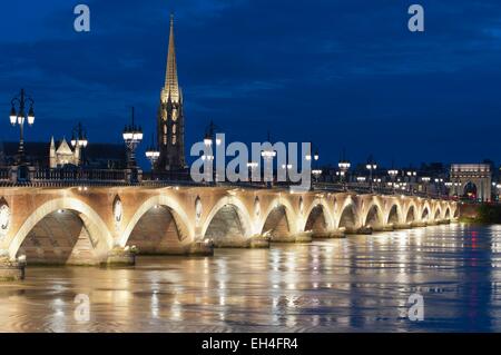 France, Gironde, Bordeaux, zone classée au Patrimoine Mondial de l'UNESCO, Pont de Pierre sur le fleuve Garonne, clocher de la Basilique Saint Michel du 16e siècle Banque D'Images