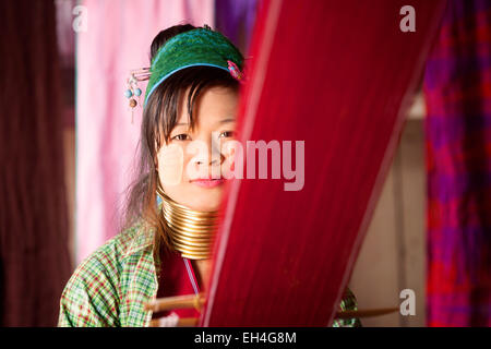 L'un des long cou femmes Kayan birman tisser sur son métier, lac Inle, Myanmar ( Birmanie ), l'Asie Banque D'Images