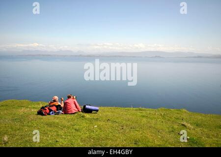 Royaume-uni, Ecosse, Highlands, Hébrides intérieures, à l'île de Skye, Trotternish, randonneurs en contemplant le paysage Banque D'Images