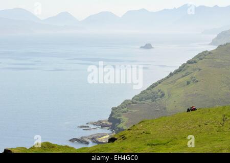 Royaume-uni, Ecosse, Highlands, Hébrides intérieures, à l'île de Skye, Trotternish, randonneurs en contemplant le paysage Banque D'Images