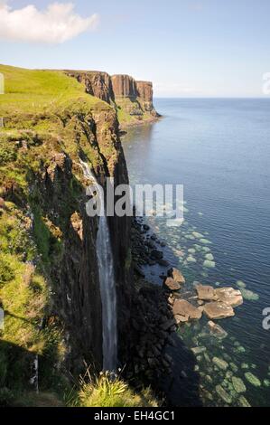 Royaume-uni, Ecosse, Highlands, Hébrides intérieures, à l'île de Skye, Trotternish, Kilt Rock, cascade Banque D'Images