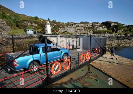 Royaume-uni, Ecosse, Highlands, Hébrides intérieures, à l'île de Skye, le Loch Carron, le pont tournant ferry Glenachulish a navigué jusqu'à quatre voitures entre Glenelg et Kylerhea Banque D'Images