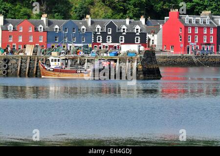 Royaume-uni, Ecosse, île de Mull, Tobermory, maisons colorées et des bateaux de pêche dans le port Banque D'Images