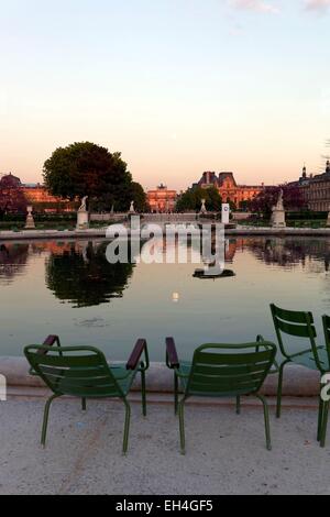 France, Paris, jardin des Tuileries, grand bassin rond et le Musée du Louvre en arrière-plan Banque D'Images