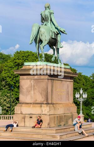 La Norvège, Oslo, Slottsbakken, Palais Royal à Oslo (1848) conçu par l'architecte Hans Linstow est la résidence officielle de la famille royale, statue équestre du roi suédois Karl Johan (1763-1844) Banque D'Images