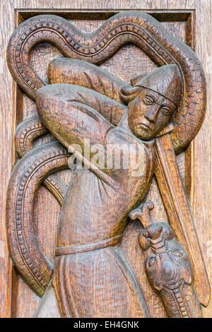 La Norvège, Oslo, district de Pipervika, de l'Hôtel de Ville d'Oslo (rσdhus) conçu par Arnstein Arneberg et Magnus Poulsson Architects et construite entre 1931-1950, est remis chaque année où le prix Nobel de la paix, détail de la porte en bois sculpté Banque D'Images