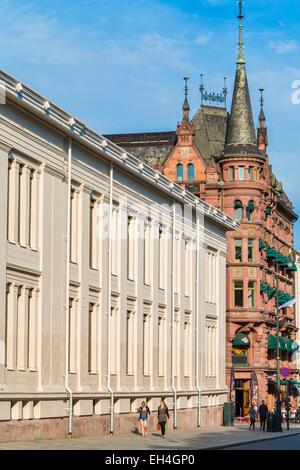 La Norvège, d'Oslo, Karl Johans gate, Faculté de droit en bas avec le Hard Rock Café situé dans un bâtiment de 1897 Banque D'Images