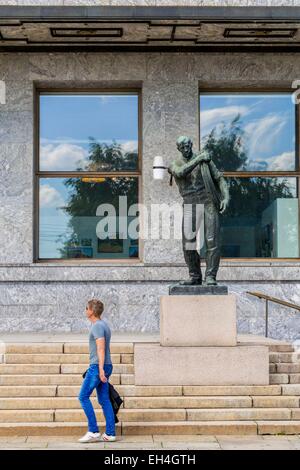 La Norvège, Oslo, voisinage Pipervika, de l'Hôtel de Ville d'Oslo (rσdhus) conçu par Arnstein Arneberg et Magnus Poulsson Architects et construite entre 1931-1950, est remis chaque année où le prix Nobel de la paix, par Palle Storm sculpture Banque D'Images